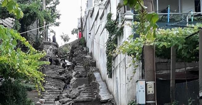 Поройните дъждове разрушиха цяла улица и стълби в Дупница Водата