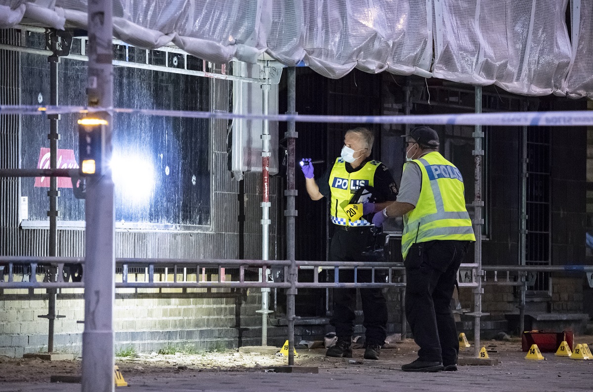 В центъра на шведския град Малмьо снощи избухна престрелка, в която двама бяха убити и трима други бяха ранени