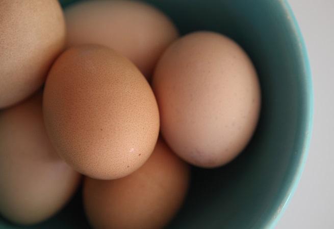  Старо поверие гласи, че консумирането на яйце с два жълтъка ще ви благослови с доста деца. В Европа по-суеверните аграрни производители „ засаждат “ яйца в своите полета или хвърлят яйчени черупки сред редиците на културите, с цел да си обезпечат добра годишна продукция. 