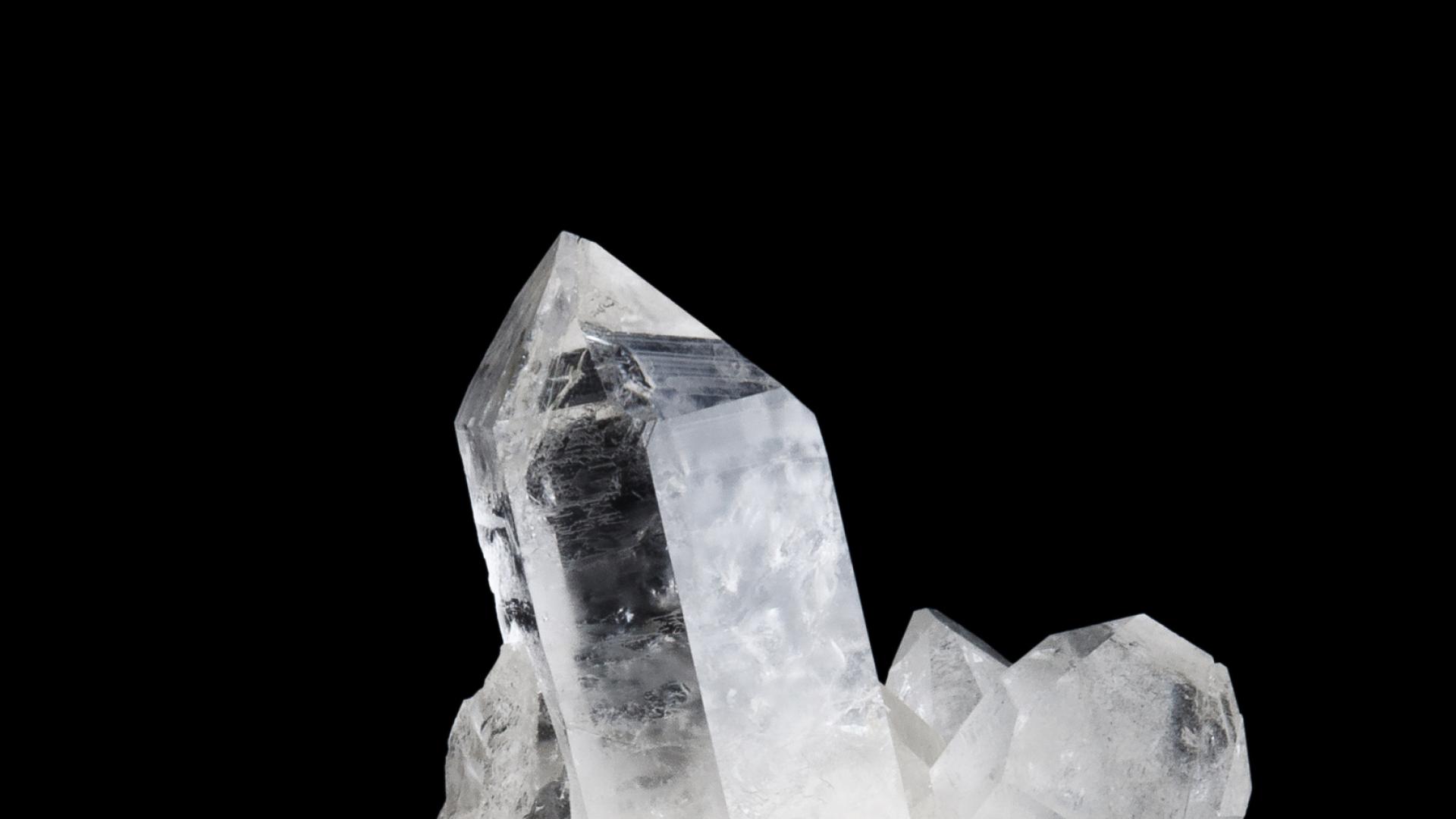 Турист изкушен се да се снима на стол изработен от