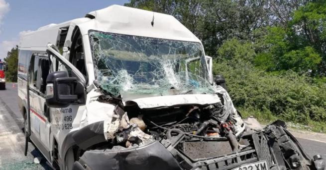 Маршрутка и товарен автомобил се удариха на пътя Добрич Варна