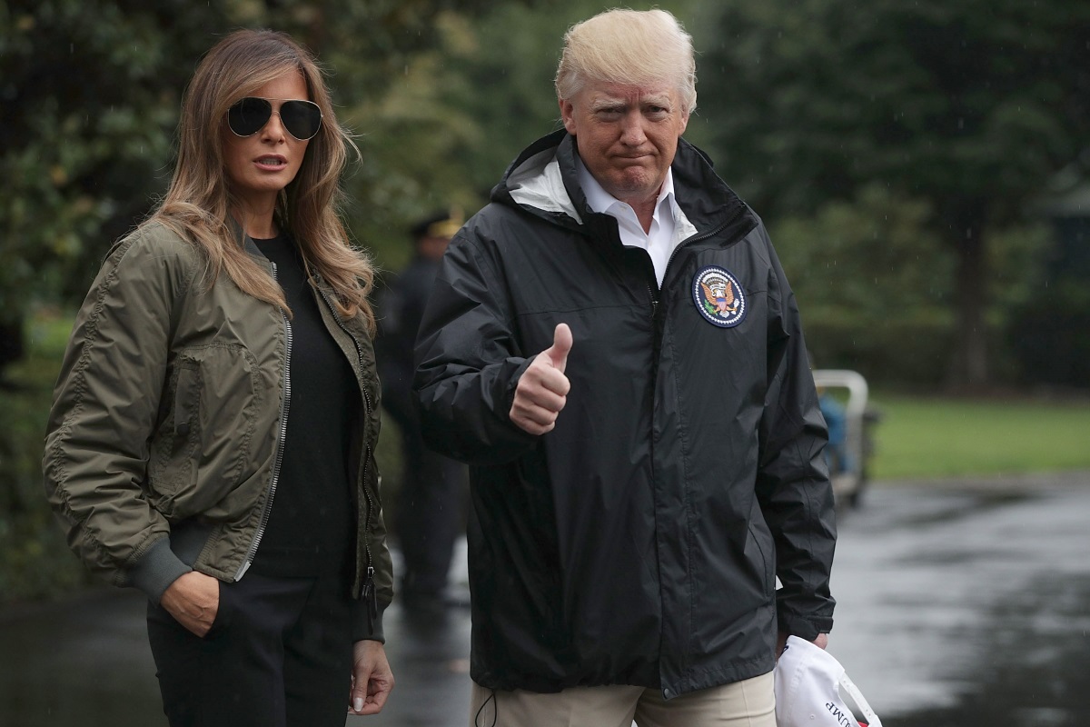 Мелания Тръмп учуди всички с избора си на облекло в потопения Тексас от урагана "Харви". Президентът на САЩ Доналд Тръмп и съпругата му кацнаха в тексаския град Корпъс Кристи. Мелания Тръмп обаче бе избрала облекло, което бе доста коментиранo - черен панталон със спортно яке и 13-сантиметрови токчета.