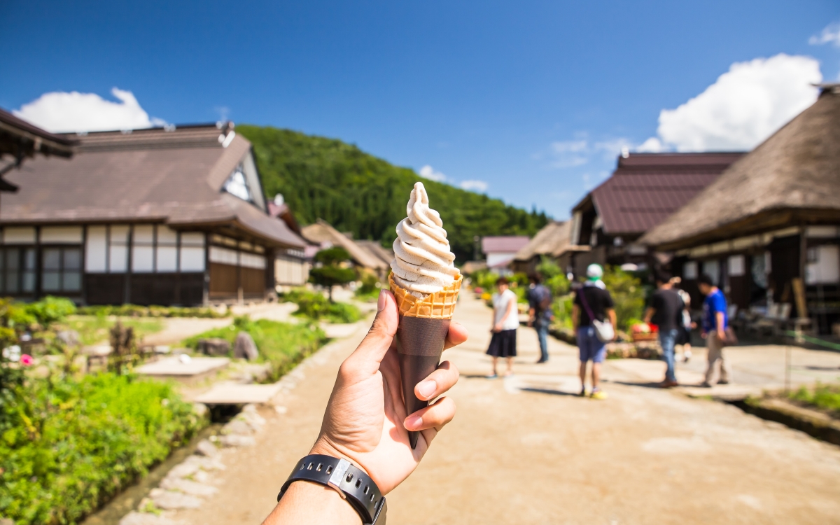 Никога не яжте сладолед или друг тип снакс, докато вървите по улицата. В Япония това не е прието.