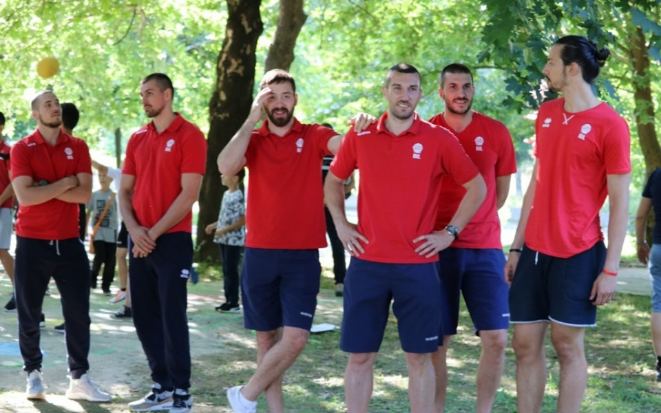 Баскетболните национали откриха спортна площадка в Трудовец