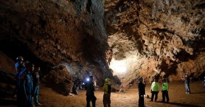 Спасителни екипи в Тайланд издирват футболен отбор хванат в капана