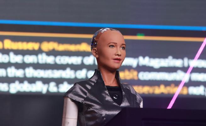 Бъдещето днес е в София - роботът София откри Webit