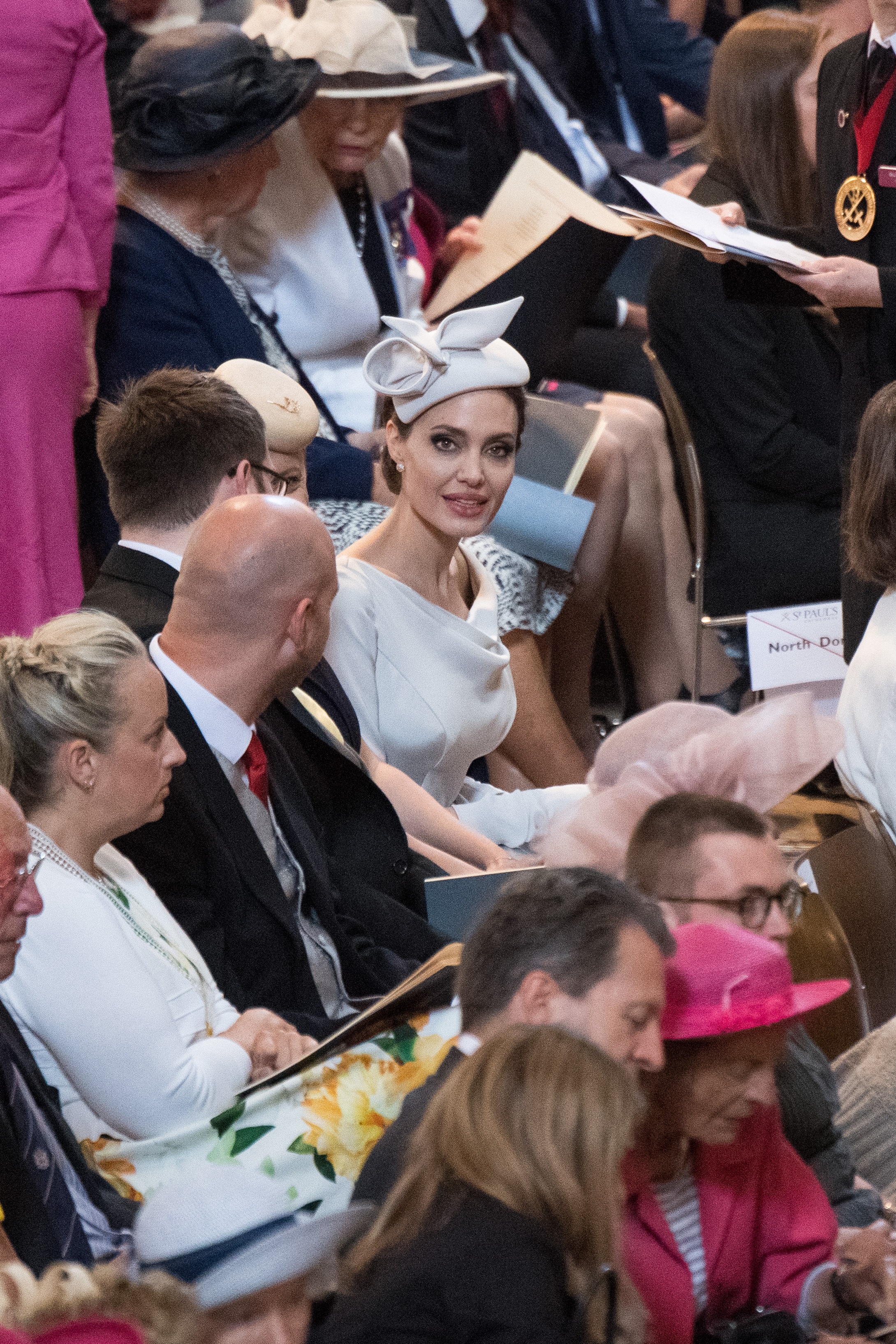 Анджелина Джоли прикова погледите към себе си в катедралата Сейнт Пол в Лондон на кралска церемония по повод 200 годишнината на най-важния орден – на Архангел Михаил и Сейнт Джордж