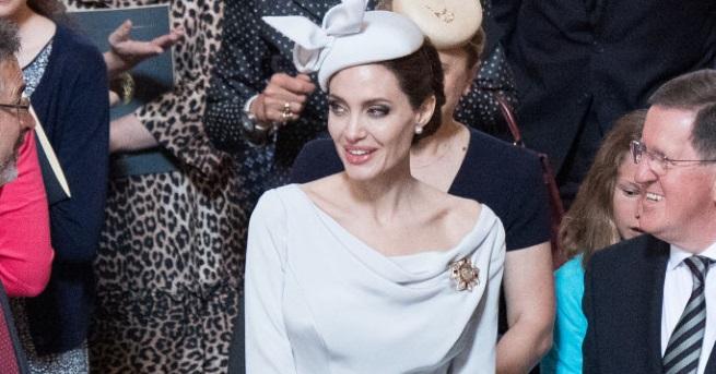 Анджелина Джоли прикова погледите към себе си в катедралата Сейнт