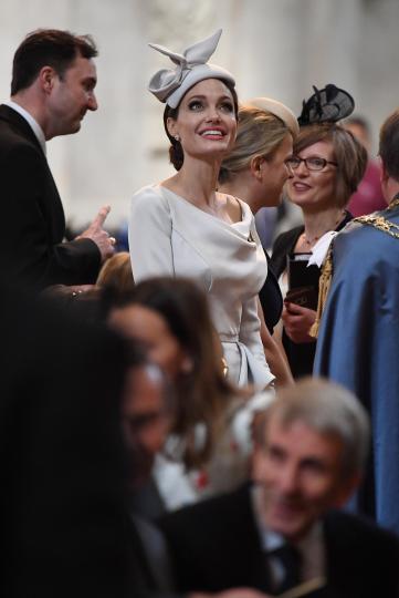 <p>Холивудската актриса&nbsp;<strong>Анджелина Джоли пристигна в Лондон</strong>, където присъства на служба в катедралата &quot;Сейнт Пол&quot;.</p>

<p>Поводът бе 200-годишнината от основаването на ордена на Св. Михаил и Св. Георги. (на англ. ез. -&nbsp;Order of St Michael and St George - бел. ред.)</p>

<p>Звездата привлече всички погледи към себе си с прочутата си елегантност.&nbsp;</p>