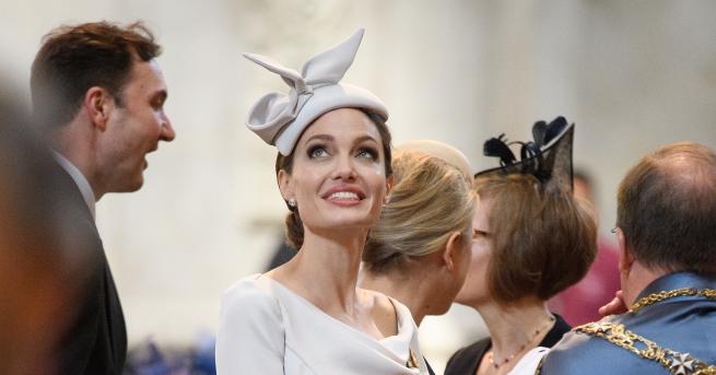 Холивудската актриса Анджелина Джоли пристигна в Лондон, където присъства на