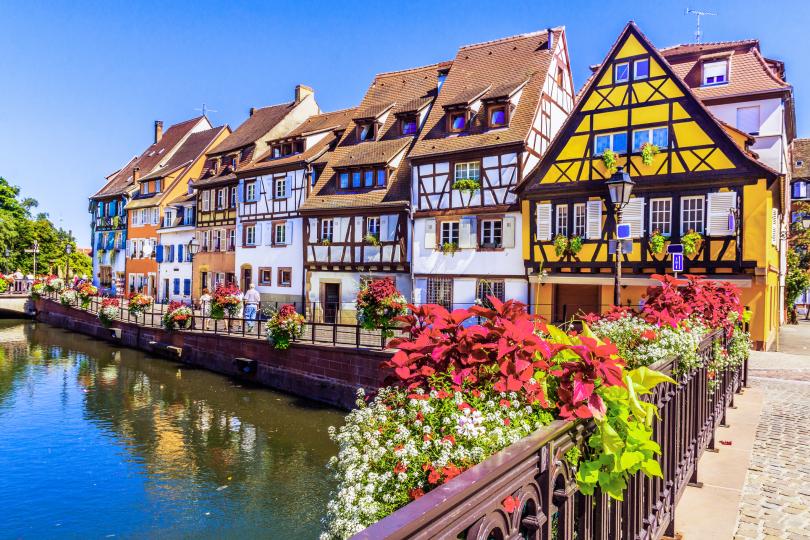 <p>Колмар. Столицата на френската провинция Елзас. Наричат го и &quot;малката Венеция на Франция&quot;. и най-елзаския град на Елзас. Намира се в Източна Франция, близо до границата с Германия.&nbsp;Колмар е вторият град в Елзас по-големина на културното наследство след Страсбург. Архитектурата на града е почти приказна &ndash; сградите са много цветни, високи и тесни, наподобяват холандските. Неслучайно през 1931 г.&nbsp;Жорж Дюамел пише:&nbsp;Колмар е най-красивият град в света&quot;.&nbsp; &quot;Малката Венеция&quot; е квартал, прорязан&nbsp;от канали, свързани с река Ил. Тя, на свой ред, свързва Колмар и река&nbsp;Рейн. Каналите тук не са толкова големи, но също имат своите предимства и плюсове. Някои от улиците са изцяло речни канали, подобно във Венеция. Може да се разходите из района с лодка и да се полюбувате на живописните къщички от двете страни на каналите. Мостовете им са толкова ниски, че когато лодките минават под тях, туристите трябва буквално да залягат.</p>