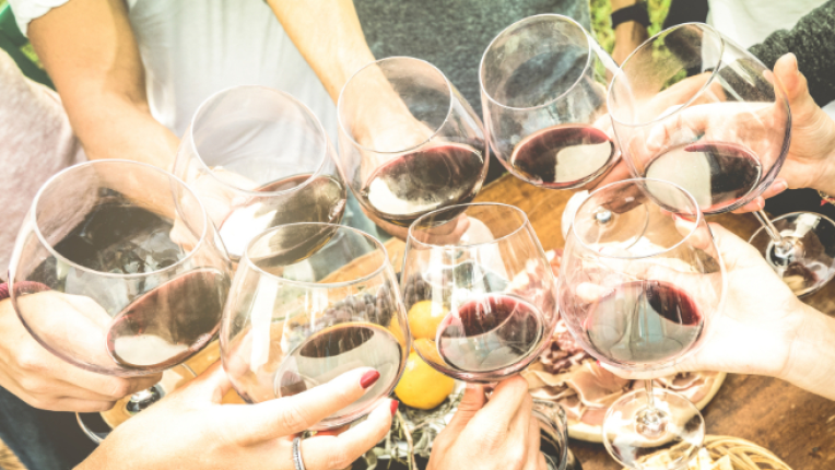 празник имен ден вино маса гости тържество