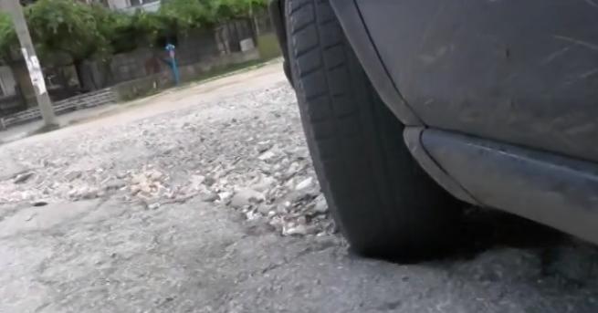Жители на Берковица започнаха сами да асфалтират дупките по улиците