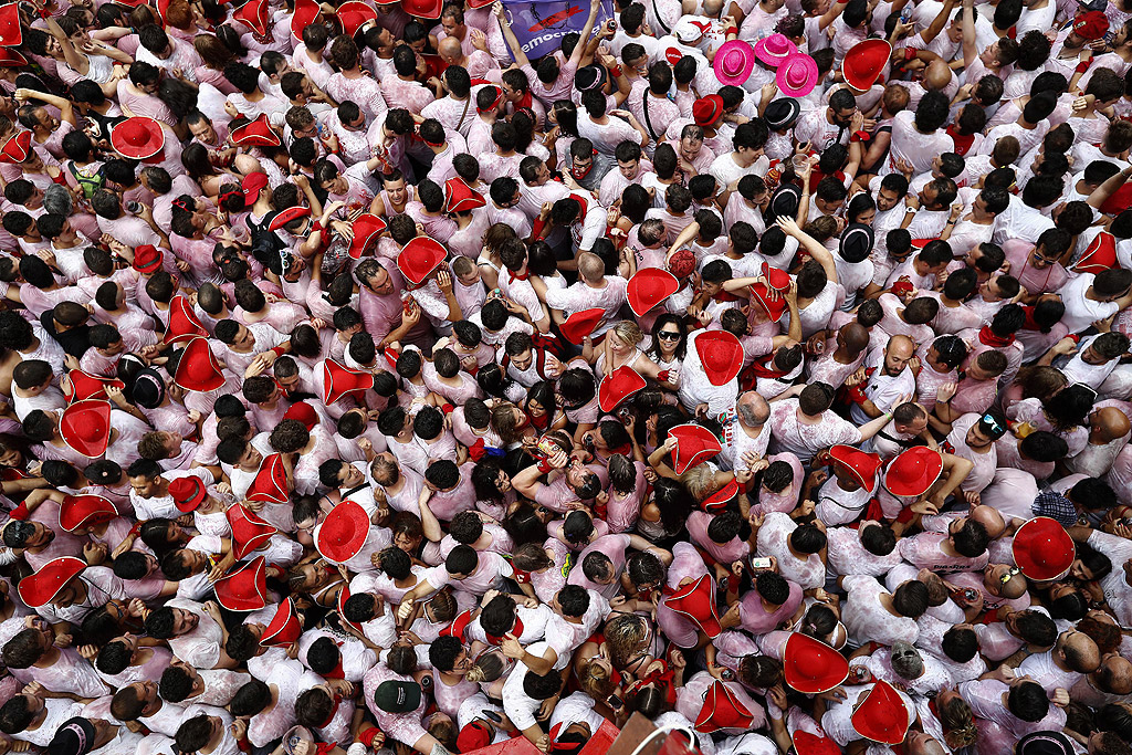 С традиционни фойерверки започна фестивалът Сан Фермин в Памплона, Испания. Ракета, известна като чупинасо, бе изстреляна от балкона на кметството в града под възторжените възгласи на събралите се на площада хиляди хора.