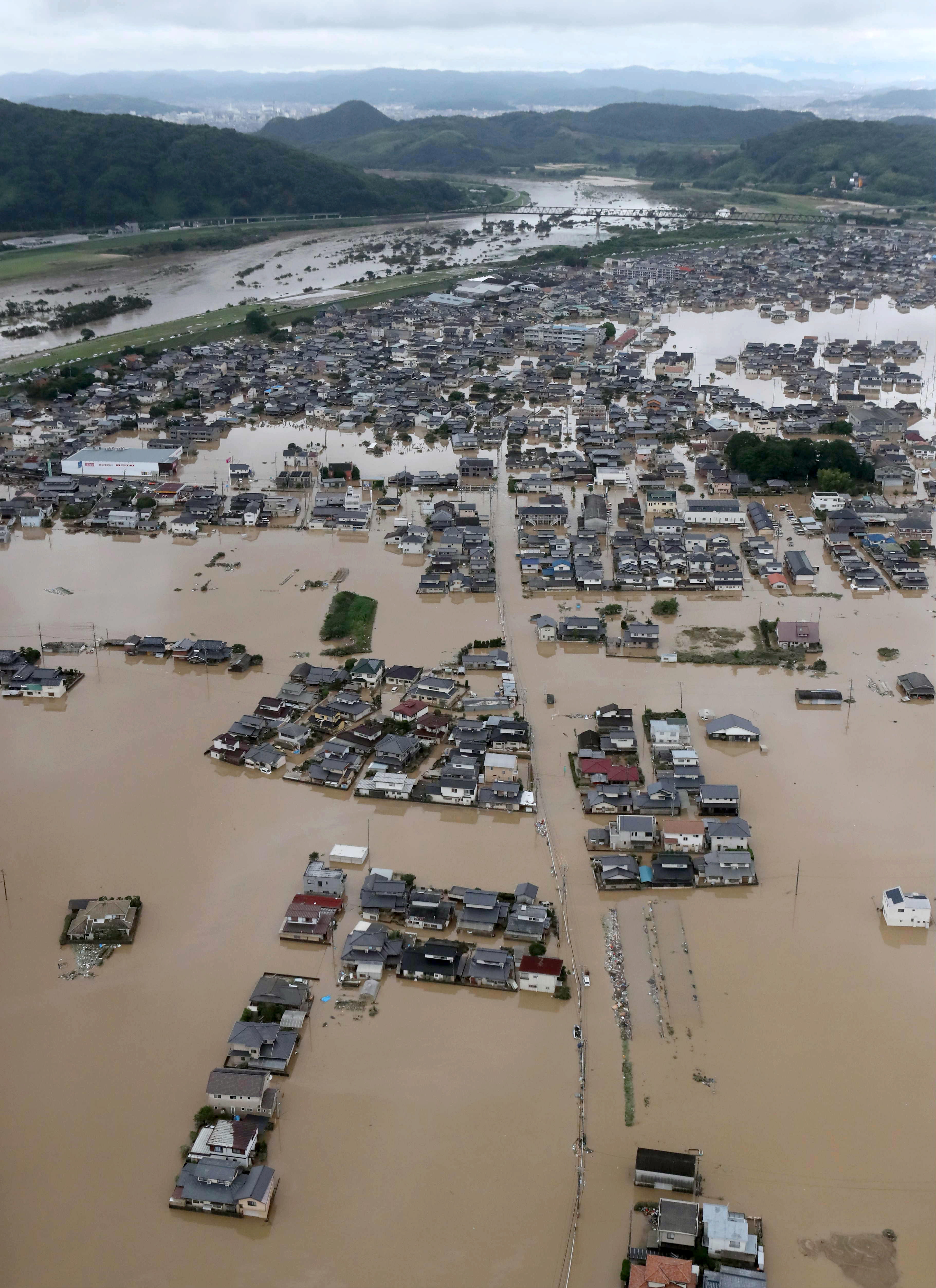 Повече от 100 са загиналите в резултат на бедствието, предизвикано от безпрецедентните дъждове над Япония.