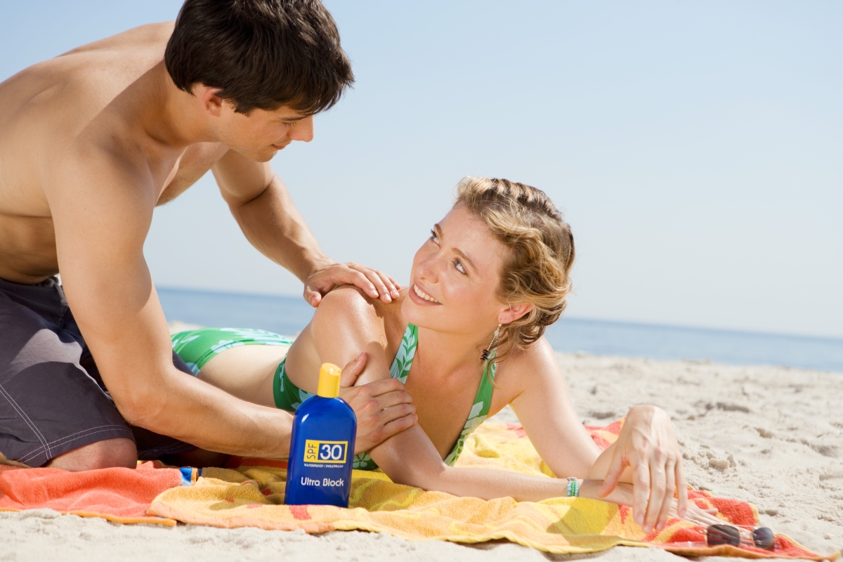 Пока муж на пляже. Хорошо позагорать. Летний загар. Люди защищаются от солнца на пляже мужчина. Даёшь молодёжь загар.