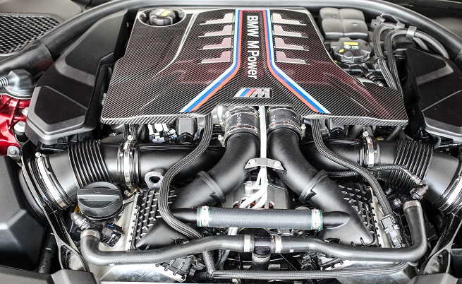  Ето го сърцето на BMW M5. Предишният V10 е сменен от 4,4-литров V8 битурбо мотор, генериращ 600 к.с. и 750 Нм. Мечта. 