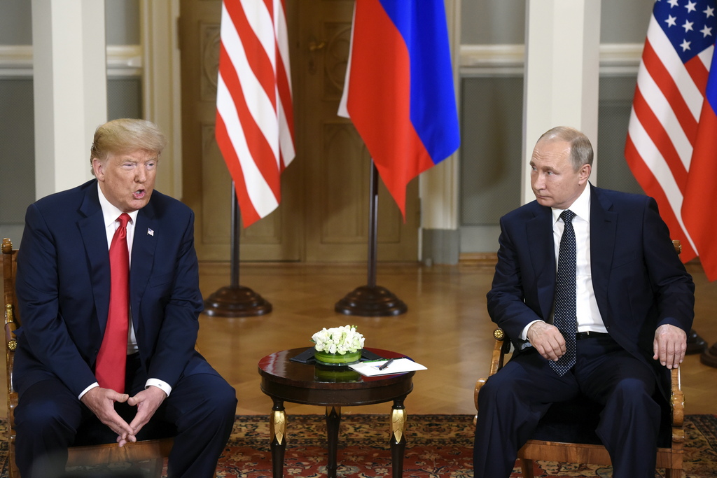 Президентът на САЩ Доналд Тръмп разговаря с руския си колега Владимир Путин в президентският дворец в Хелзинки
