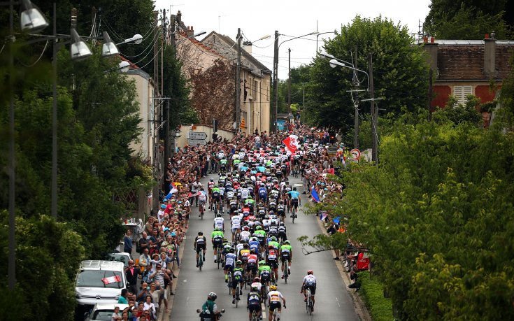 Фермери нападнаха участниците в Тур дьо Франс