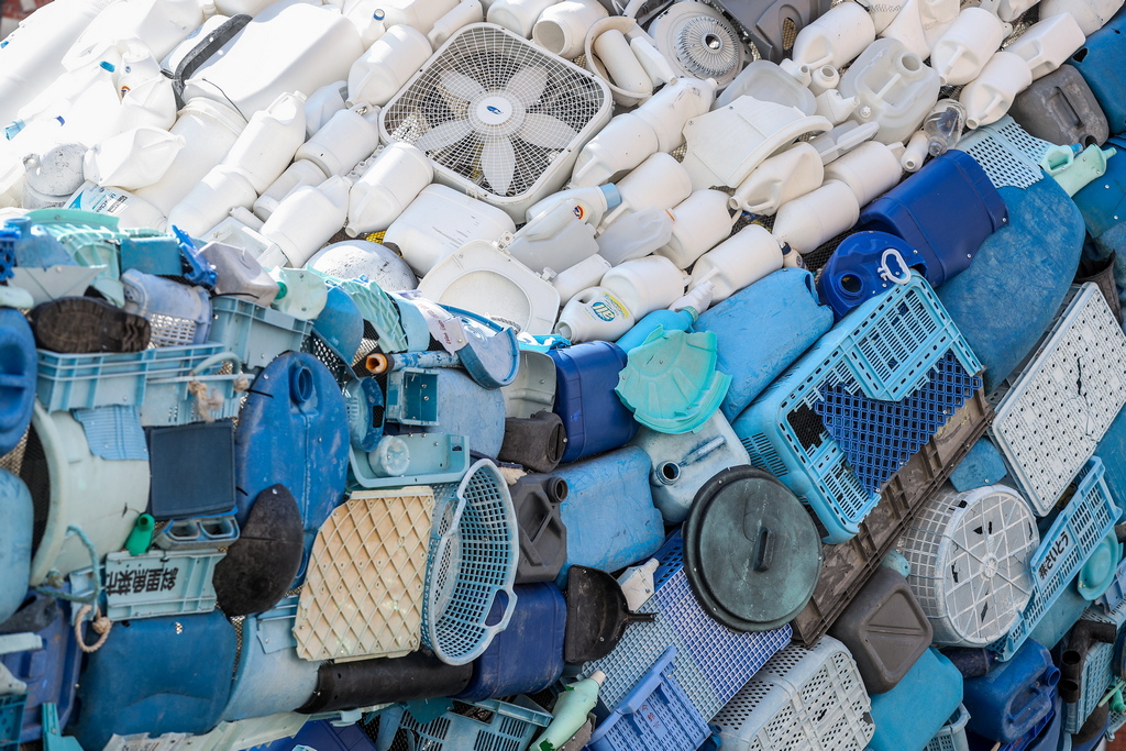 12-метрова инсталация, изобразяваща кит, състоящ се от пет тона пластмасови отпадъци, извадени от Тихия океан е изложена в Брюж, Белгия. Тя се състои от 5 тона пластмаса и подчертава опасността от пластмасови отпадъци, замърсяващи околната среда, морета и океани.