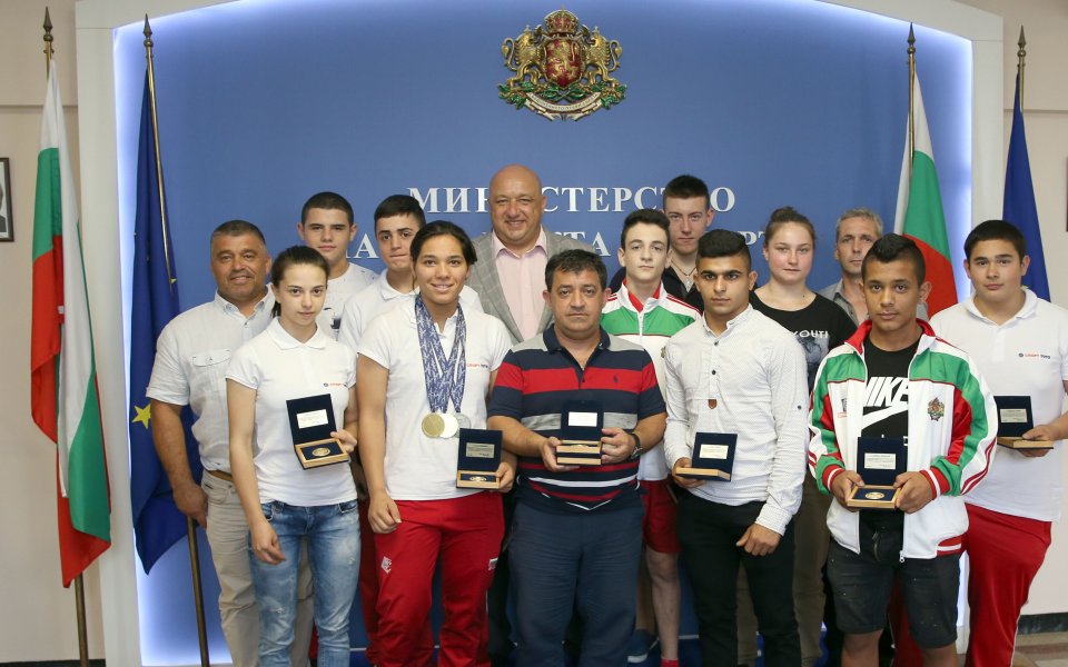 Кралев награди медалистите от Европейското по вдигане на тежести за юноши и девойки