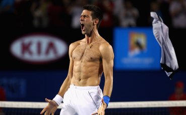 Ноле отбеляза интереса в социалните мрежи със скок в басейн