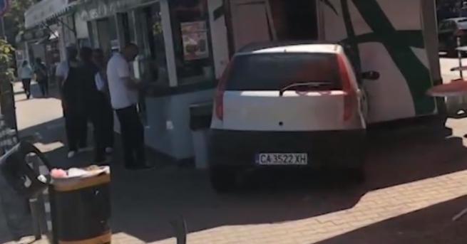 Автомобил се вряза в магазин в центъра на София във