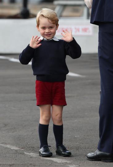 <p>Носенето на къси панталонки е традиция за малките момчета от британските кралски и аристократични среди. Те започват да носят дълги панталони едва когато навършат 8 години.</p>