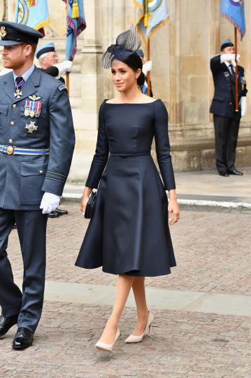 <p>Препоръчително за дамите да носят чоропогащници. Това не е официално правило, но се насърчава, ако съдим по навиците на Елизабет II, принцеса Даяна и Кейт Мидълтън, които ги използват.</p>