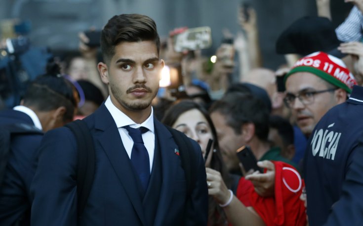 Официално: Андре Силва премина в Севиля