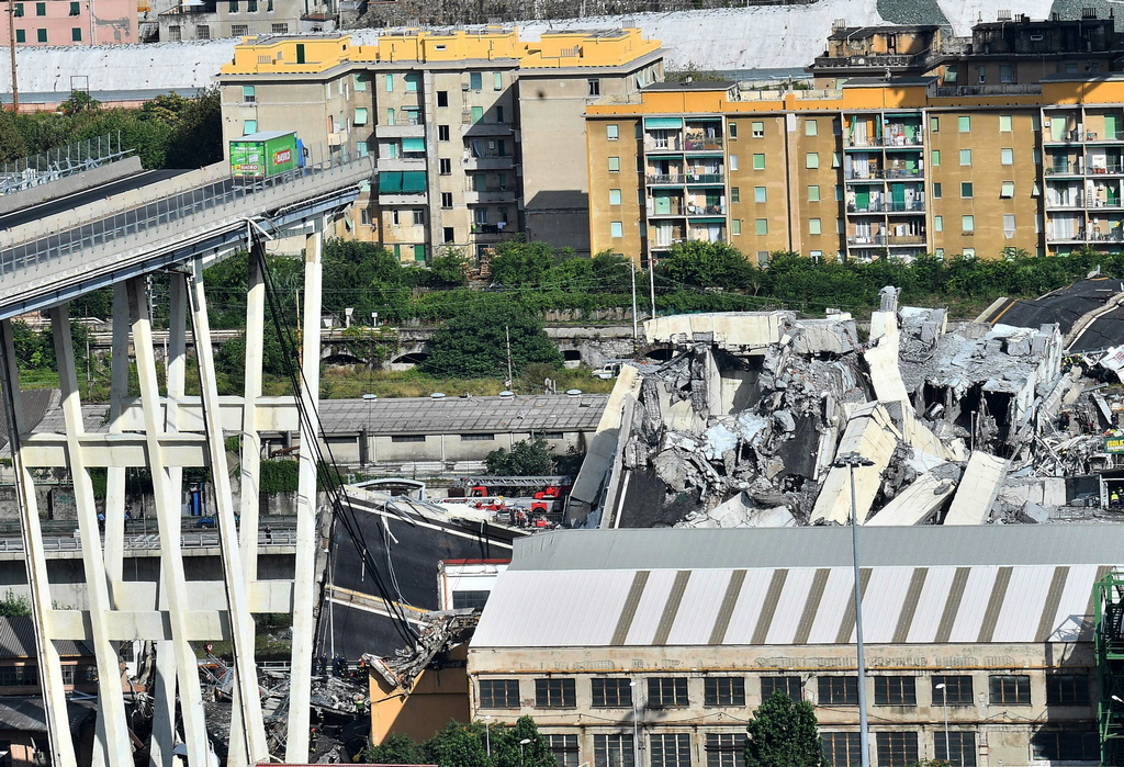 Вицепремиерът и вътрешен министър на Италия Матео Салвини написа в Туитър, че жертвите от трагедията в Генуа са 35. Малко по-рано италианска телевизия обяви по-висок брой на загиналите при срутването на мост на автомагистрала.