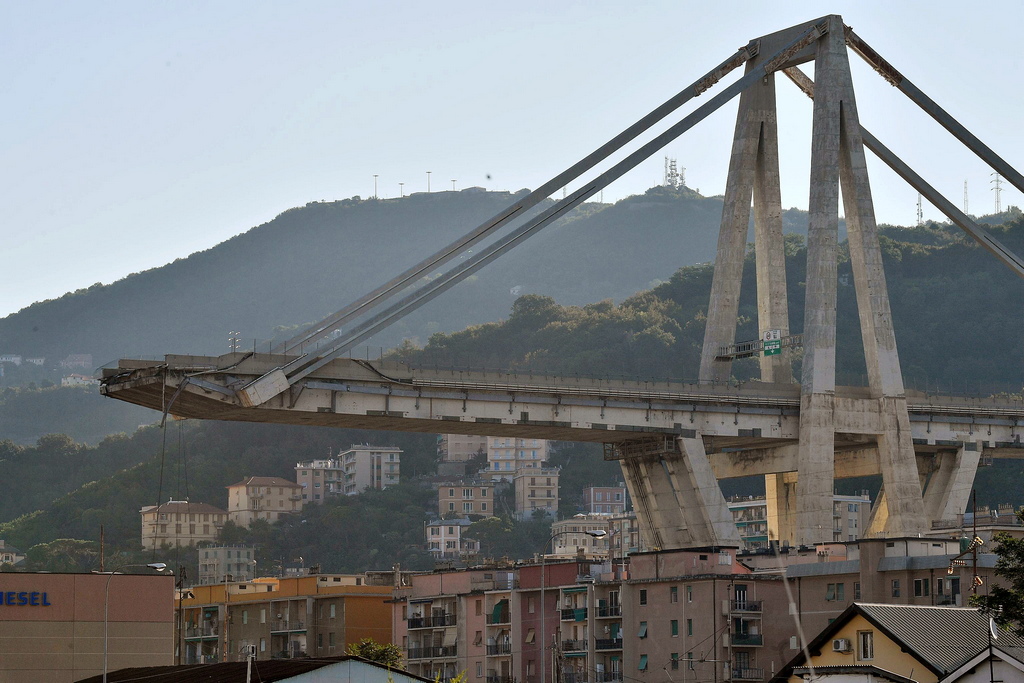 Италианското правителство заяви в сряда, че иска да отмени договора, даден на компанията, която управлява автомагистралите на страната и да й наложи огромна глоба след срутването на моста край Генуа, при което загинаха най-малко 35 души. "Първото нещо, което трябва да се случи, е, че ръководителите на Autostrade per l&#39;Italia трябва да напуснат. И при наличието на нарушения (на договор), обявявам, че сме започнали процеса за евентуално оттегляне на договора им и глоба от 150 милиона евро", каза министърът на транспорта Данило Тонинели във Фейсбук