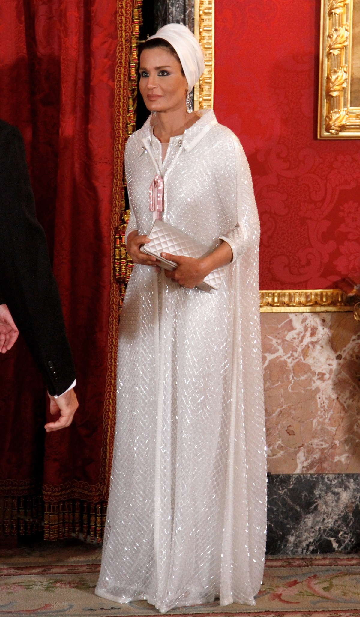Тя се различава по много неща от останалите жени в страната ѝ - Катар. Облича панталони и рокли, подчертаващи формите ѝ, носи само тюрбан, има американско образование, а нейната дума се чува както в дома ѝ, така и във власта. Името ѝ е Моза бин Насер ал Миснед, втората съпруга на бившия емир на Катар шейх Хамад бин Калифа ал Тани (1995-2013 г.). На 18 г. шейха Моза загърбва плановете за брак с бъдещия емир, за да завърши образованието си по психология, а след това заминава да учи в Щатите. Връщайки се оттам, Моза е готова да се отдаде на семейството.