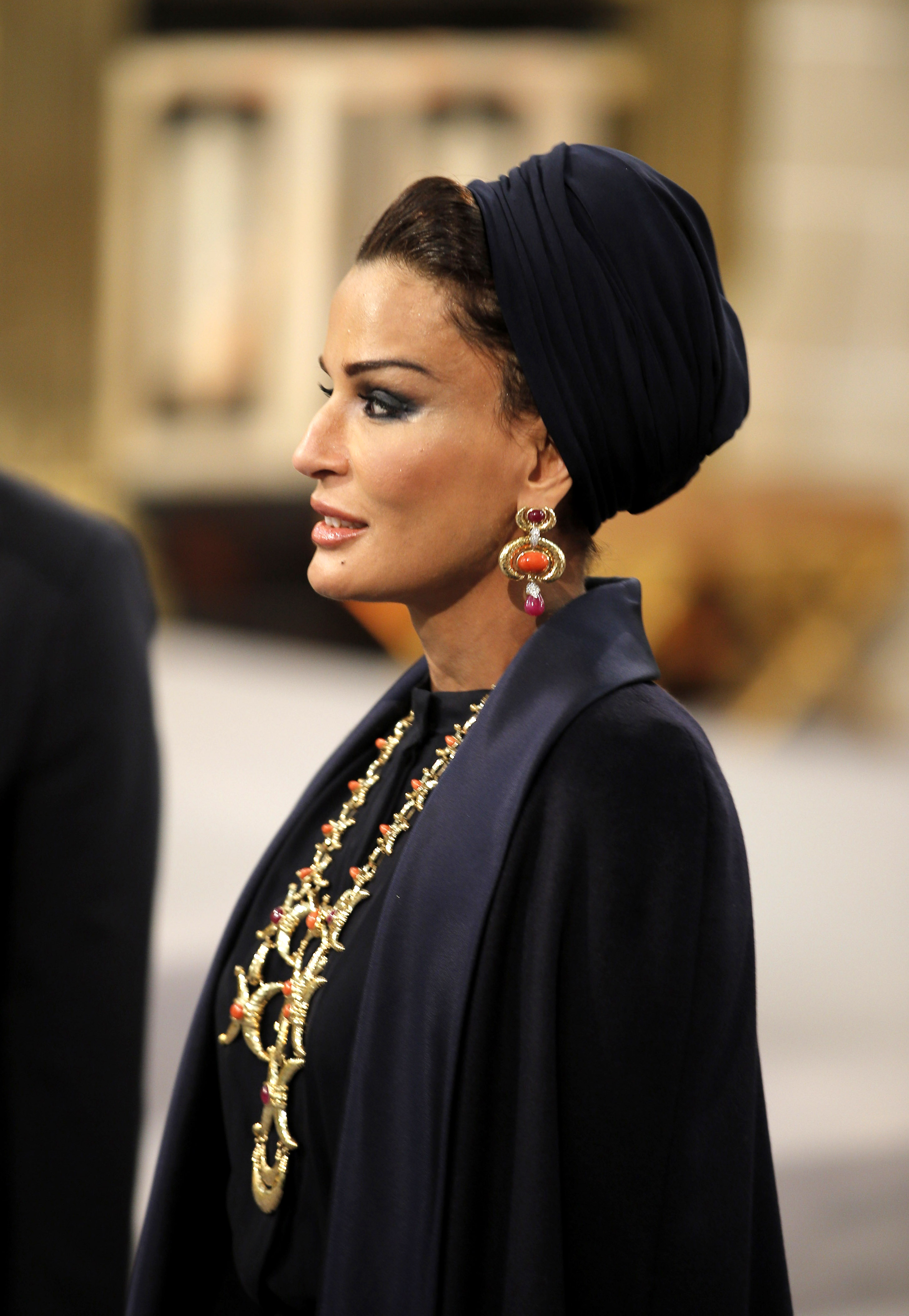 Тя се различава по много неща от останалите жени в страната ѝ - Катар. Облича панталони и рокли, подчертаващи формите ѝ, носи само тюрбан, има американско образование, а нейната дума се чува както в дома ѝ, така и във власта. Името ѝ е Моза бин Насер ал Миснед, втората съпруга на бившия емир на Катар шейх Хамад бин Калифа ал Тани (1995-2013 г.). На 18 г. шейха Моза загърбва плановете за брак с бъдещия емир, за да завърши образованието си по психология, а след това заминава да учи в Щатите. Връщайки се оттам, Моза е готова да се отдаде на семейството.