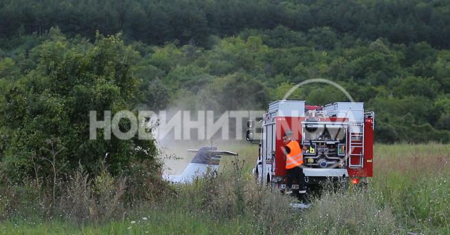 Малък турбовитлов самолет катастрофира край Шумен. Пострадаха двама души, съобщиха