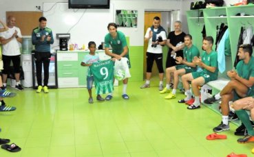 Играчите на Берое зарадваха малък герой