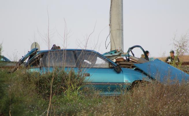 Тежка катастрофа, кола, блъсната от два влака край Михайлово