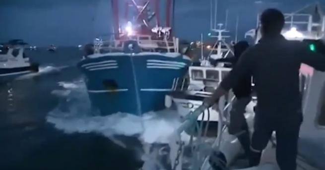 Френски рибари бяха обвинени в замеряне с камъни димни бомби
