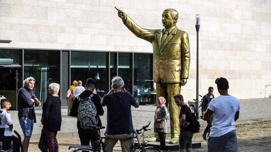 Махнаха позлатената статуя на Ердоган в Германия
