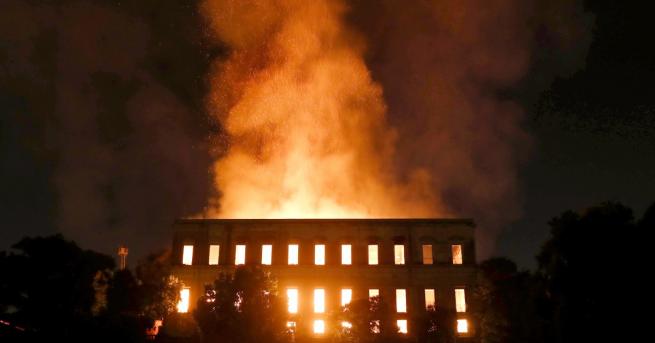 Огромен пожар опустоши прочутия Национален музей на Рио де Жанейро,