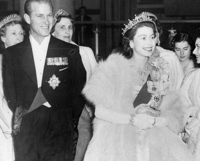 <p><strong>Кралица Елизабет II и принц Филип са далечни братовчеди</strong></p>

<p>Business Insider съобщава, че кралицата и съпругът ѝ споделят една и съща кръвна линия, като двамата са пряко свързани с кралица Виктория. &bdquo;Докато Виктория е прапрабаба на Елизабет по бащина линия, Филип е свързан с монарха от страна на своята майка&ldquo;, се казва в статията. Европейските кралски семейства са тясно свързани от години, но сега, когато им е позволено да се женят за граждани без аристократично потекло, се разширяват повече от всякога.</p>