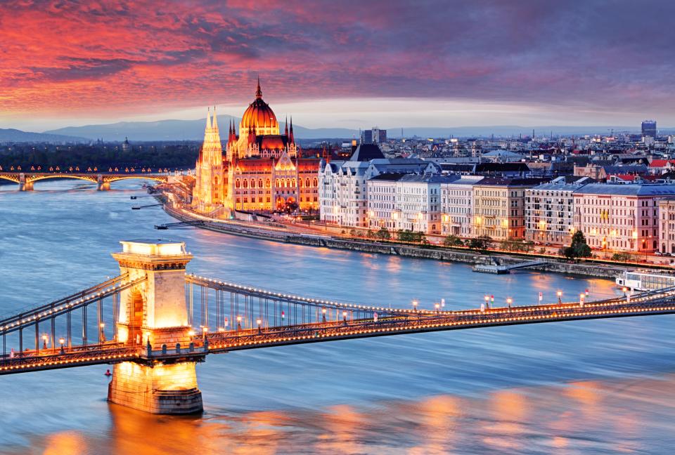 Будапеща е една от най-красивите и величествени европейски столици. През есента напълно се разкрива очарованието на аристократична Буда и модерна Пеща. Дунавската перла, както я наричат, очарова с великолепни дворци, градини, широки булеварди, музеи и множество архитектурни паметници, разположени по брега на река Дунав. Разходка с корабче по Дунав ще покаже града от различен ъгъл  - красива гледка към Парламента, Кулите и Замъка в Буда, както и острова Маргит. Ако имате нужда да се стоплите след такова пътешествие, то гулашът е перфектен за това. Също нещо традиционно е langos  микица, намазана с чесън и заквасена сметана, поръсена с кашкавал - калорийна бомба с невероятен вкус, която трябва да се опита от всеки турист. Туристите също ще бъдат очаровани да опознаят т.нар "пъбове в руините" (romkocsma), които са обособени по много оригинален начин и всеки от тях притежава собствен дух и стил.
