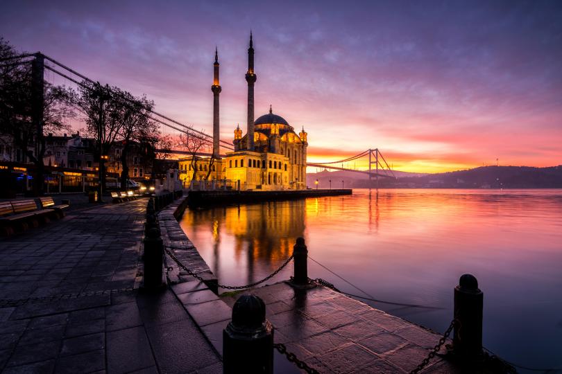 <p>Истанбул често е обявяван за най-красивия град в света. Цветен и шумен, традиционен и модерен, азиатски и европейски &ndash; това е многоликото лице на Истанбул, който се посещава целогодишно от милиони туристи. За нас той е идеална есенна дестинация, най-вече заради близостта му до България и мекото време. През октомври и дори ноември температурите са много приятни и няма помен от летните горещини. Безкрайните опашки от туристи пред Синята джамия и &ldquo;Св. София&rdquo; липсват, Топкапъ - Резиденцията на Османските султани може да се разгледа без блъскане, а разходката с корабче по Босфора ще се организира безпроблемно. Но за да се почувства истинската атмосфера на града, трябва да ходим пеша и да се &ldquo;изгубим&ldquo;, да седнем на чаша чай или кафе и да опитаме истинската турска баклава.</p>