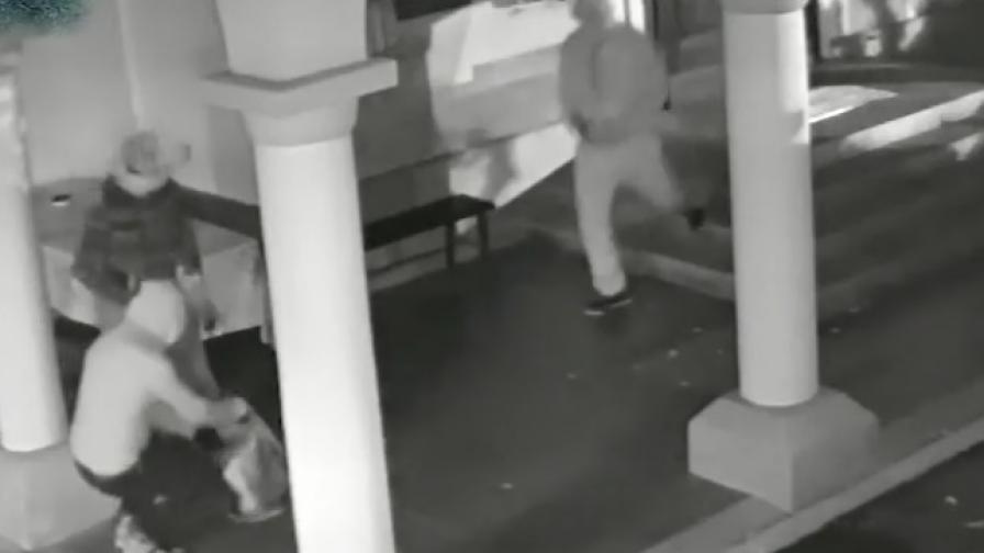 Видео - нагли крадци се провалиха пред храма „Рождество Богородично”