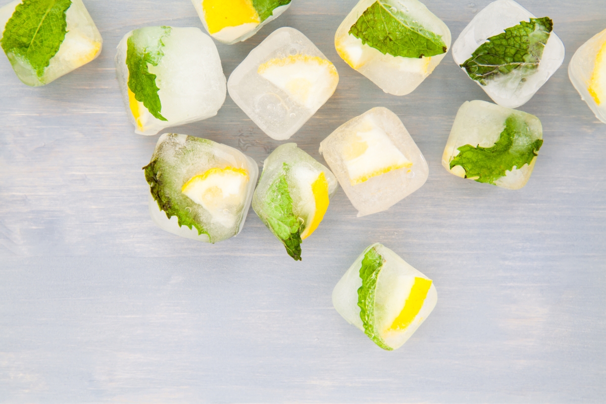 За да запазите чист канала на кухненската мивка: направете купчета лед от ябълков оцет и лимон. които да поставите там.