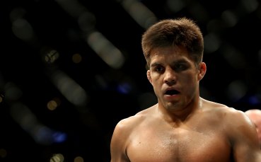 Шампион на UFC загуби колана си в... самолета