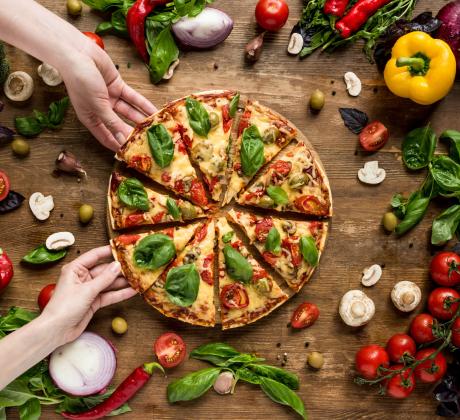 Ах пицата любимата италианска храна на целия свят Тя идва