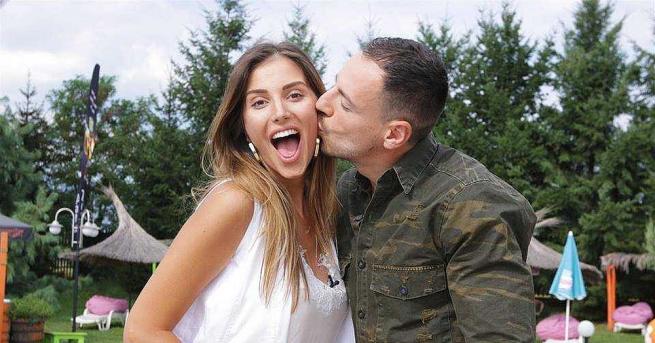 Алекс Петканова откри своя двойничка Момичето също е модел и