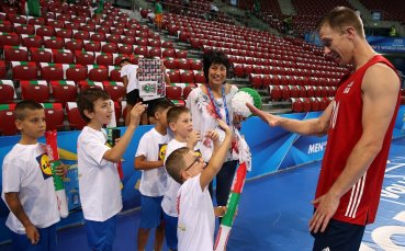Американски волейболист се сприятели с деца с увреден слух