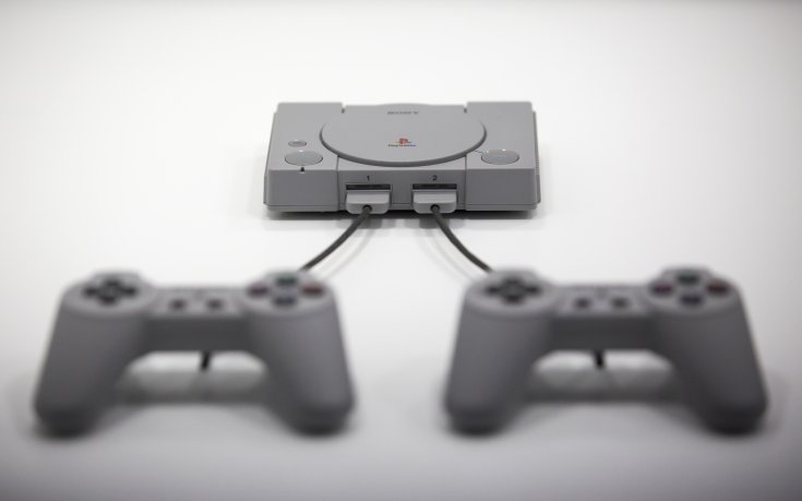Внимание! PlayStation контролери и тенис топки политат към терена...